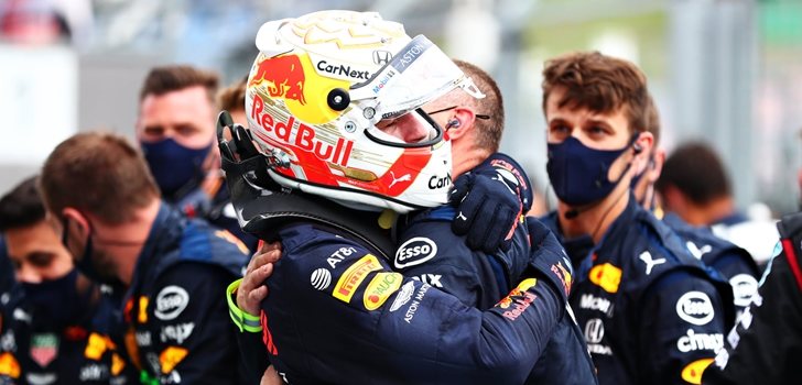 Verstappen se abraza a uno de sus ingenieros