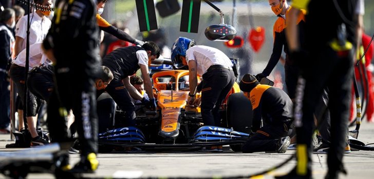 Los mecánicos de McLaren trabajan en el coche de Sainz