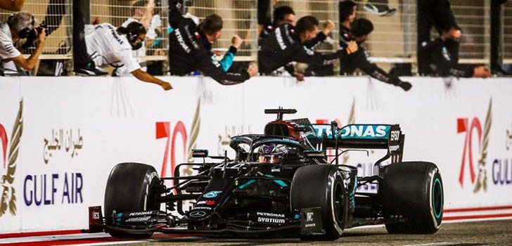 Lewis Hamilton vence en la carrera de Baréin