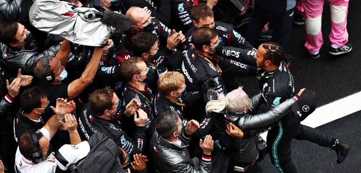 Hamilton celebra el triunfo con Mercedes