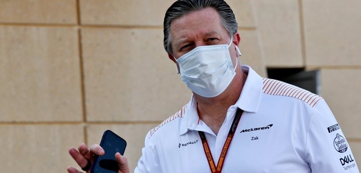 Zak Brown saluda a la prensa