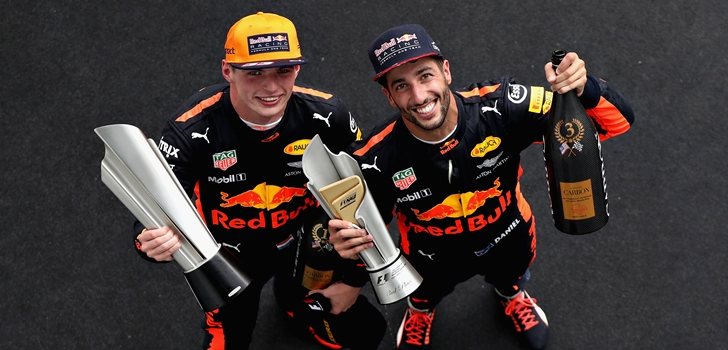 Verstappen y Ricciardo celebran juntos el podio