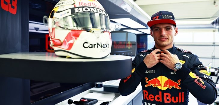 Verstappen posa junto a su nuevo casco