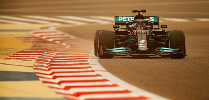Lewis Hamilton, descontento por el primer día de test en Baréin