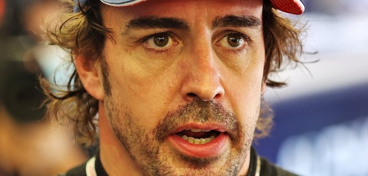 Alonso habla ante la prensa en Baréin