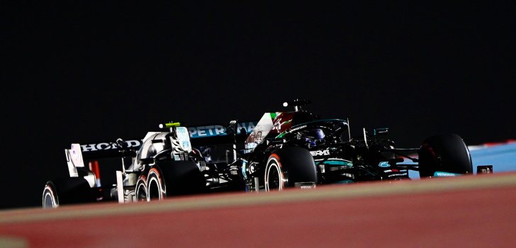 Lewis Hamilton, concentrado para la carrera del GP de Baréin
