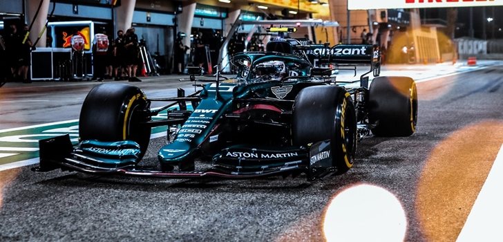 Vettel, en el pit lane de Sakhir