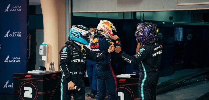 Bottas y Hamilton chocan sus manos en Baréin