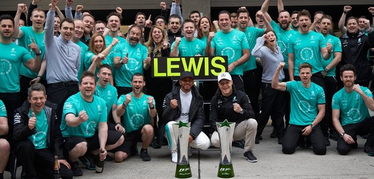 Mercedes celebra un nuevo triunfo de Hamilton