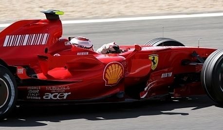 Raikkonen consigue la "pole" en una clasificación marcada por el accidente de Lewis Hamilton