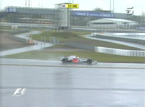 Diluvia en la salida del GP de Europa: bandera roja
