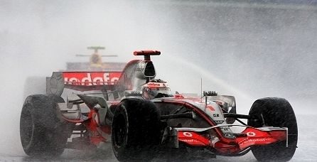 Alonso se lleva la victoria en un gran premio marcado por la lluvia