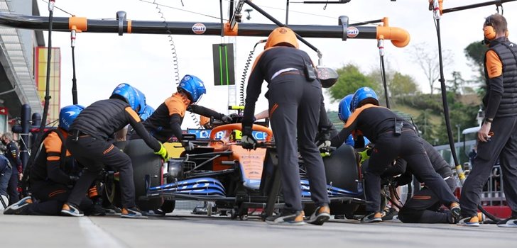 Norris, en boxes durante los Libres de Imola