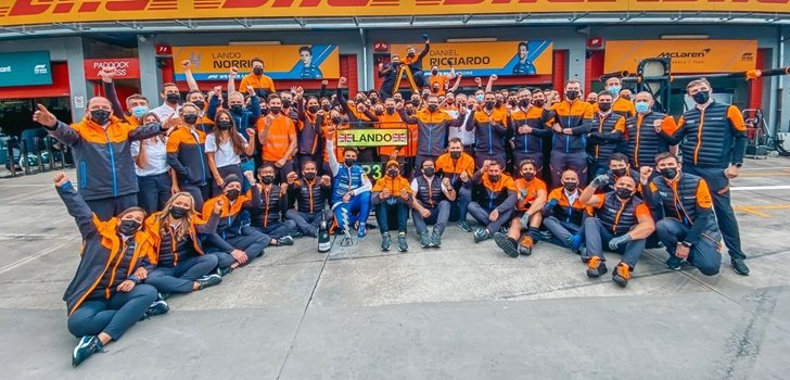 El equipo McLaren celebra el podio de Norris en Imola