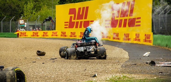 Bottas se baja del coche tras su accidente en Imola