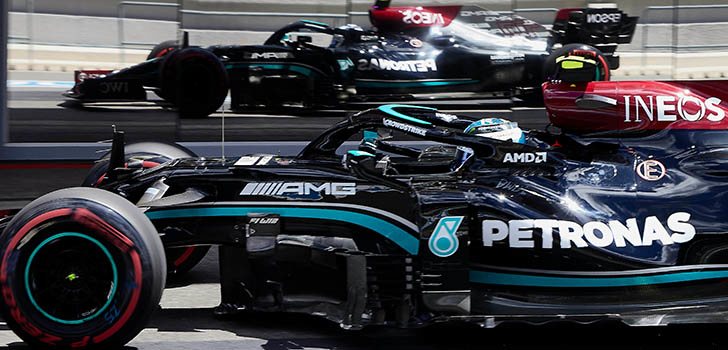 Lewis Hamilton, emocionado por la batalla ajustada entre Mercedes y Red Bull