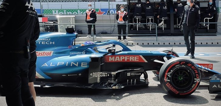 Alonso, en los boxes de Portugal