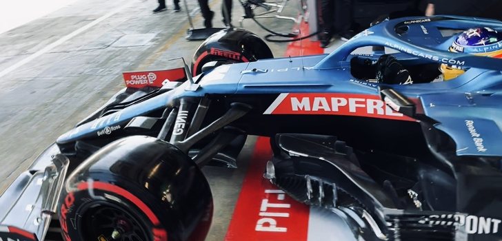 Alonso, en los boxes de Montmeló