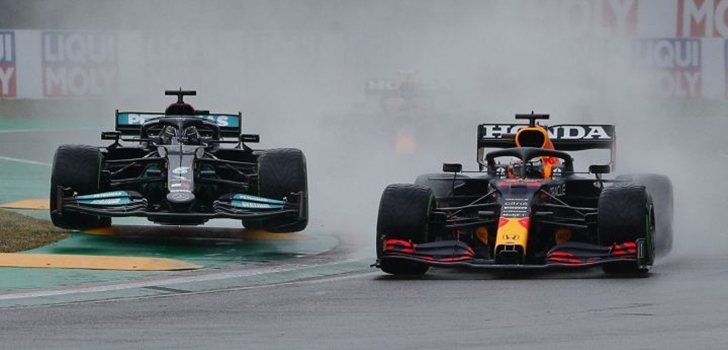 Hamilton y Verstappen, a punto de tocarse en Imola