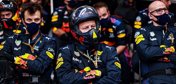 Los mecánicos de Red Bull, en el garaje