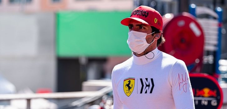 Leclerc y Sainz, vestidos de rojo