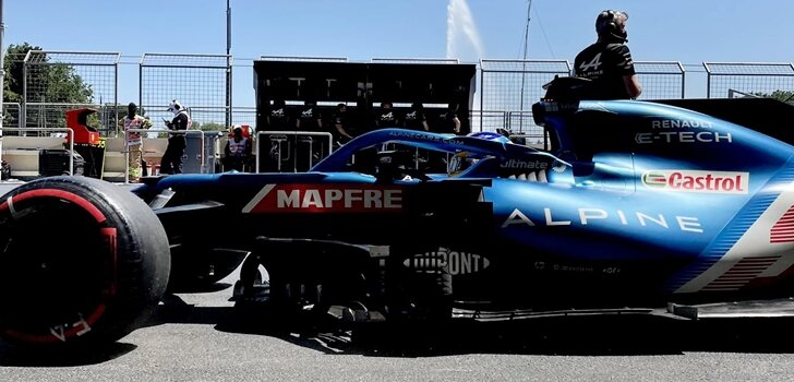 Alonso, en los boxes de Bakú