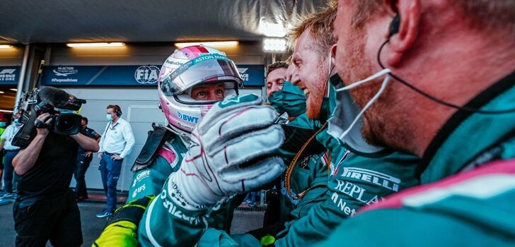 Vettel celebra el podio en Bakú con su equipo