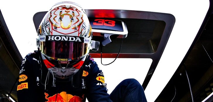 Verstappen se sube a su monoplaza