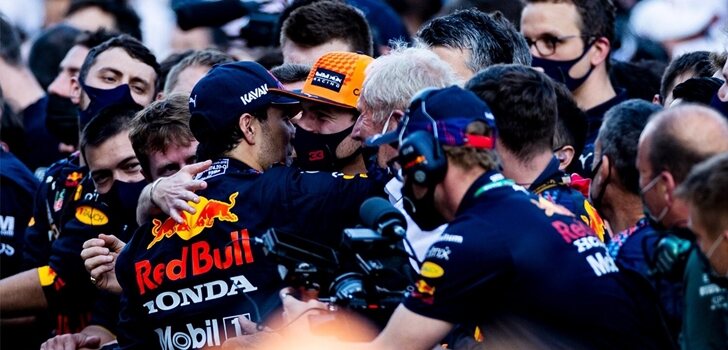 Verstappen y Pérez se abrazan en Bakú