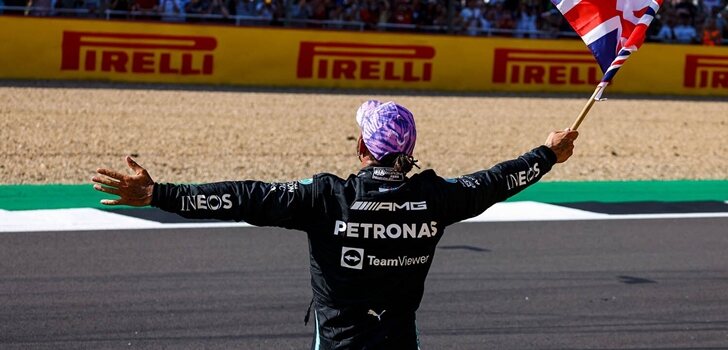 Hamilton celebra el triunfo en Silverstone ante su público