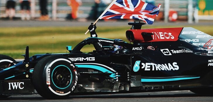 Hamilton celebra su triunfo en Silverstone