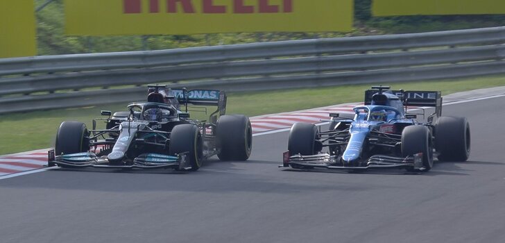 Alonso y Hamilton pelean por posición