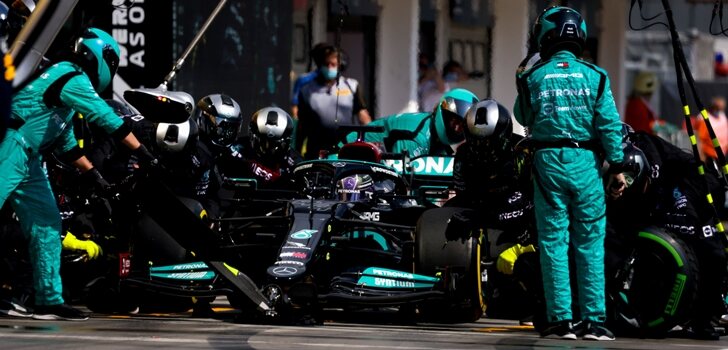 Hamilton para en boxes en Hungría