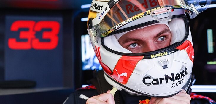 Verstappen se coloca el casco