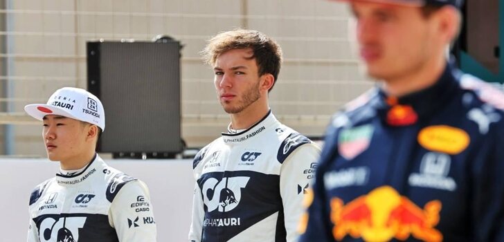 Gasly observa a Verstappen