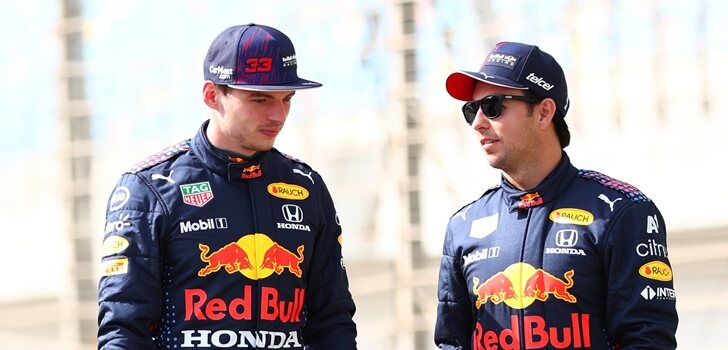 Verstappen y Pérez mantienen una charla en Hungría