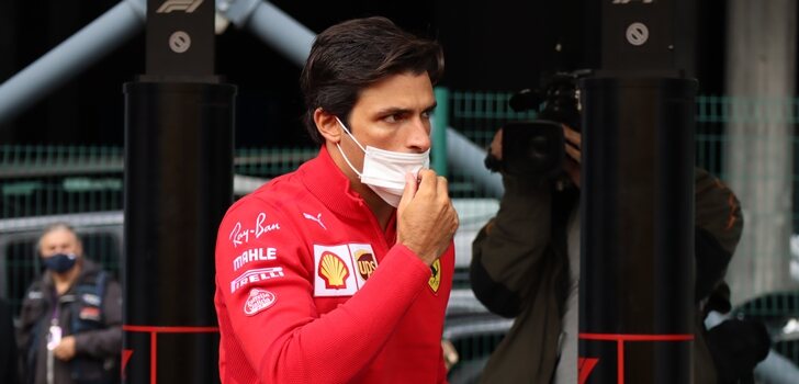 Sainz se pasea por el circuito de Spa