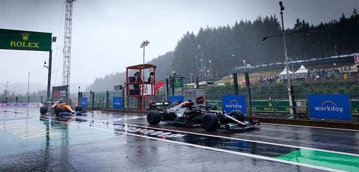 Hamilton, en el pit lane de Spa