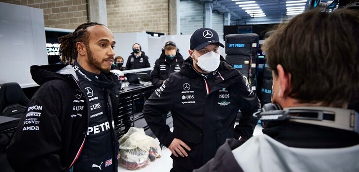 Hamilton y Bottas, juntos en el garaje