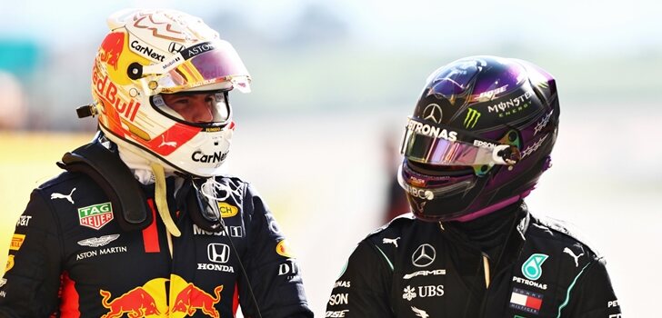 Verstappen charla con Hamilton