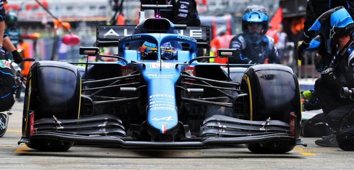 Alonso, en el pit lane de Sochi