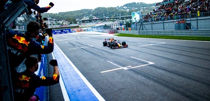 Verstappen acaba segundo en Sochi