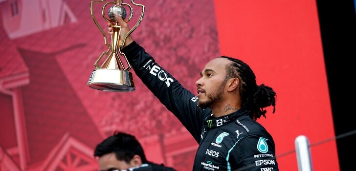 Hamilton celebra su triunfo en Sochi