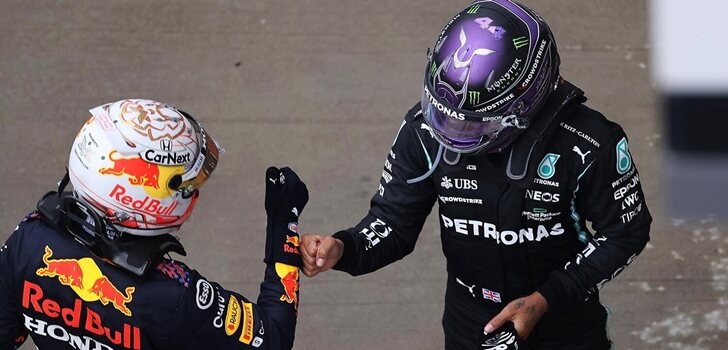 Verstappen y Hamilton se saludan en el podio