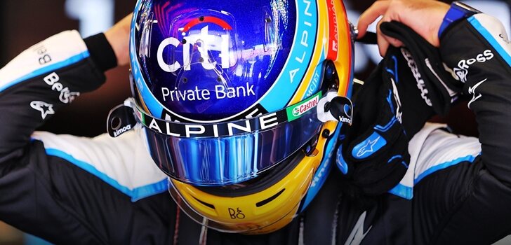 Alonso se coloca el casco