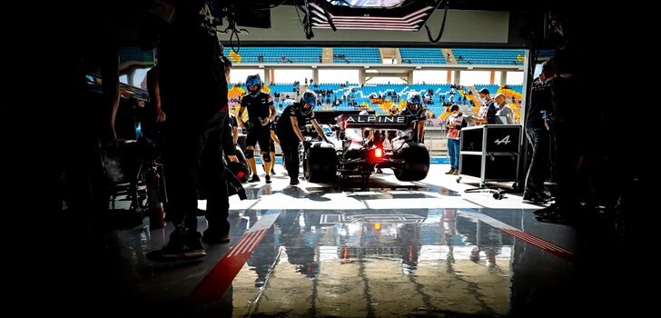 Los mecánicos de Alpine trabajan en el coche de Alonso