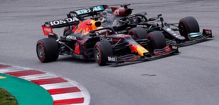 Verstappen y Hamilton pelean por la victoria en 2021