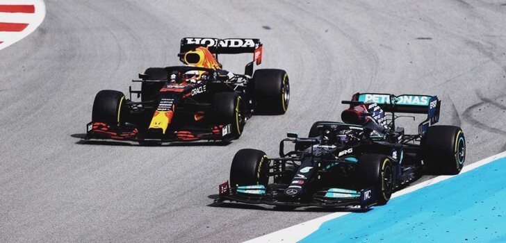 Verstappen y Hamilton luchan por posición)