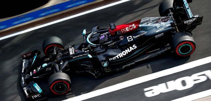 Hamilton, en los boxes de Turquía