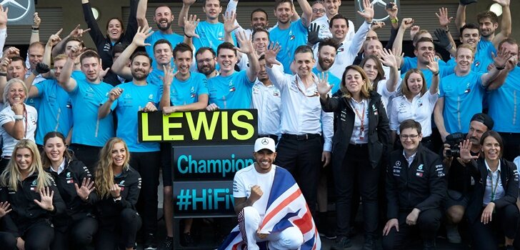 Hamilton celebra junto a Mercedes